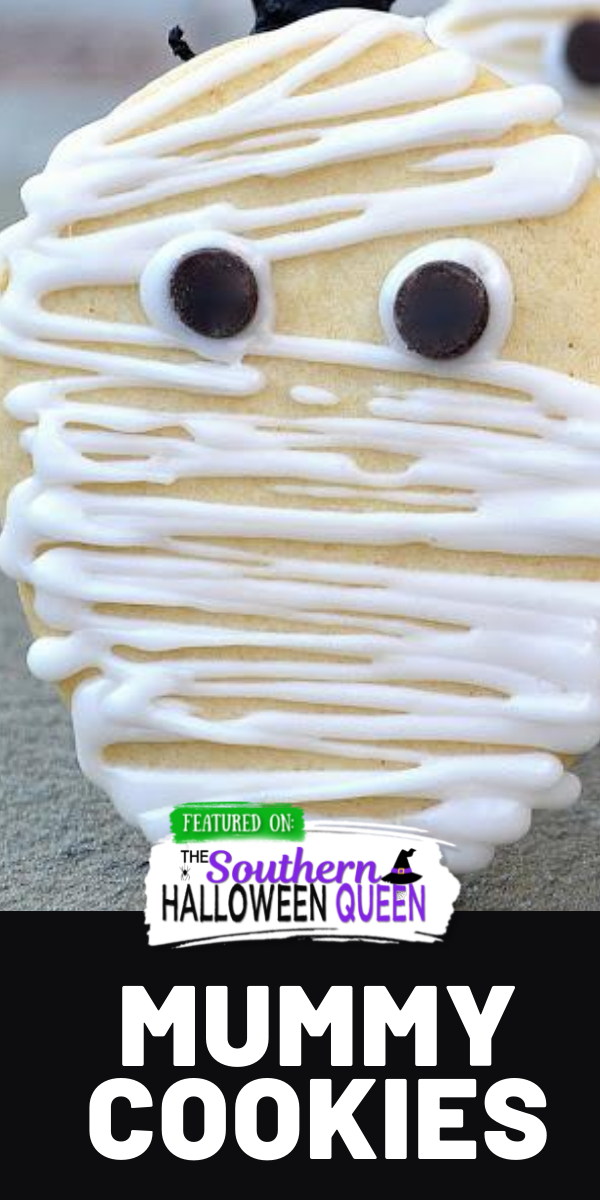 Mummy Cookies - These easy Mummy Cookies are made with sugar cookies, a bit of white icing for bandages and chocolate chips for eyes! via @southernhalloweenqueen